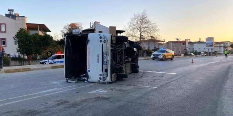 Minik avtomobili və mikroavtobus toqquşdu: Mikroavtobus aşdı