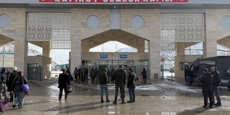 İranı kütləvi şəkildə tərk edirlər