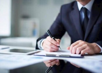 Nazir deputatın yaxın qohumunu işdən çıxardı