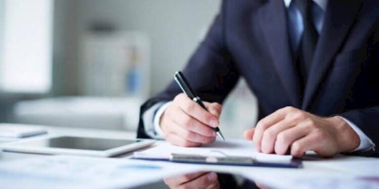 Nazir deputatın yaxın qohumunu işdən çıxardı