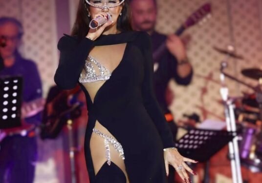 71 yaşlı türk müğənni geyimi ilə müzakirə yaratdı - FOTOlar