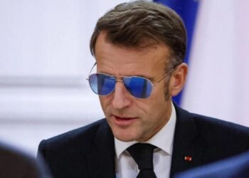 Eynək taxan Makronu belə məsxərəyə qoydu – VİDEO