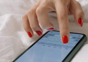 3 oğul anasının etirafı müzakirə yaratdı: “Başqaları ilə yazışmışam, telefonla danışmışam” – VİDEO