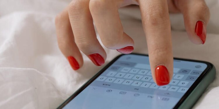 3 oğul anasının etirafı müzakirə yaratdı: "Başqaları ilə yazışmışam, telefonla danışmışam" - VİDEO