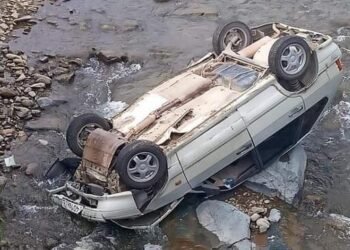 Buzlu yolda sürüşən maşın çaya aşdı