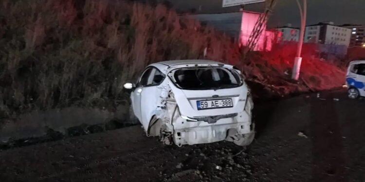 Minik avtomobili polis maşınına çırpıldı