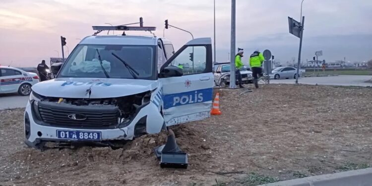 Postdan qaçan minik avtomobili polis maşını ilə toqquşdu: 3 polis yaralandı