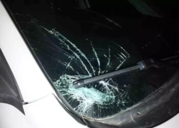 Minik avtomobili qadını vurdu