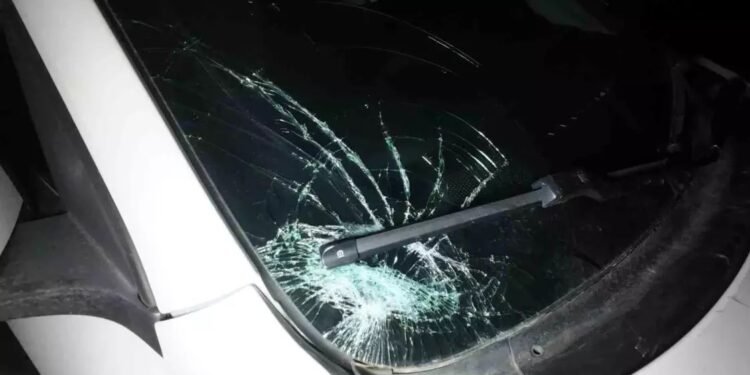 Minik avtomobili qadını vurdu