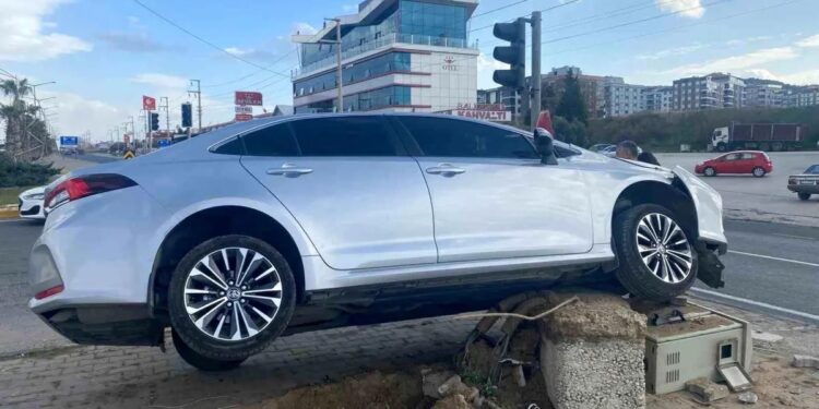 Avtomobil səkiyə çırpıldı: 1 yaralı