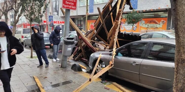 4 mərtəbəli binanın tavanı 2 avtomobilin üstünə uçdu