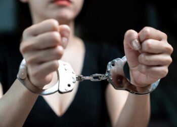 Qızını bıçaqlayan ana SAXLANILDI