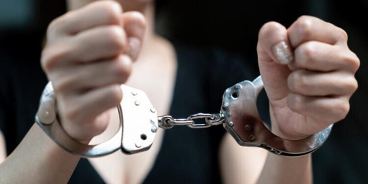 Qızını bıçaqlayan ana SAXLANILDI