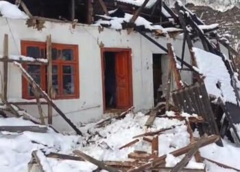 Lerikdə güclü qar evin damını uçurdu