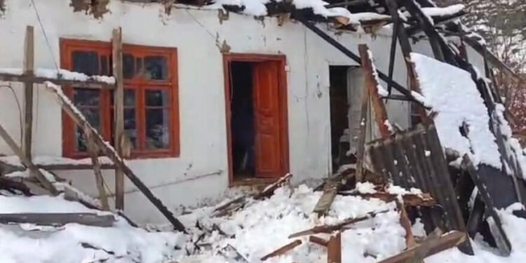 Lerikdə güclü qar evin damını uçurdu