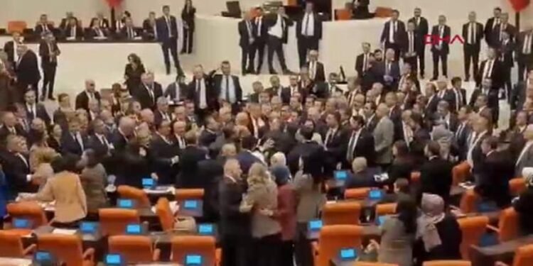 Türkiyə parlamentində dava düşdü - VİDEO