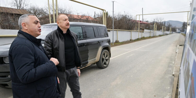 İlham Əliyev Aşağı Oratağ kəndində görülmüş işlərlə tanış olub - FOTOLAR