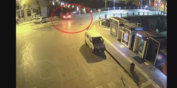 Avtomobil çaya aşdı: 1 ölü, 1 yaralı