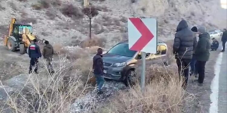 Avtomobil buzlu yolda yol kənarına aşdı