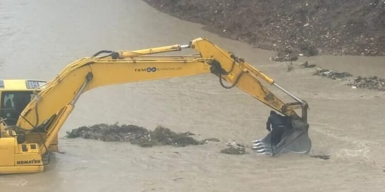 Avtomobil çaya aşdı: Sürücü xilas edildi