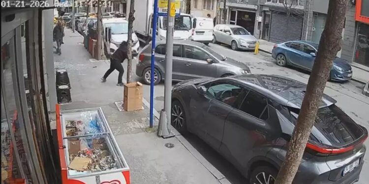 Avtomobil qadın bərbərinə çırpıldı