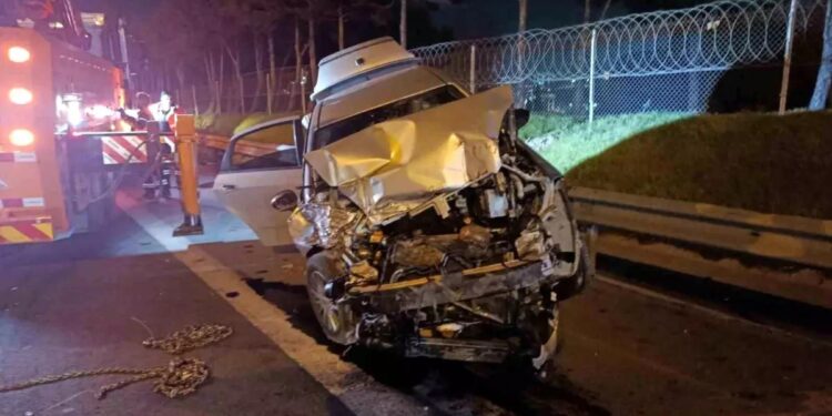 Yük maşını ilə toqquşan avtomobil baryerlərə çırpıldı: 2 yaralı