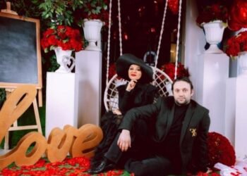 “Yarıçılpaq qadın ərimin qarşısında oturdu”