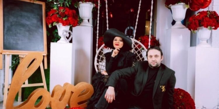 “Yarıçılpaq qadın ərimin qarşısında oturdu”