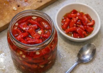 Bankada qırmızı bibər konservi: Sirkə və zeytun yağı ilə möhtəşəm dad