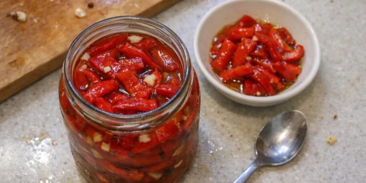 Bankada qırmızı bibər konservi: Sirkə və zeytun yağı ilə möhtəşəm dad