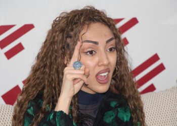 “Ərinizi niyə utandırırsınız, başını niyə yerə soxursunuz?”