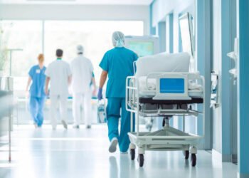 Tovuzda vəzifəli şəxsə iş yerində xəsarət yetirdilər