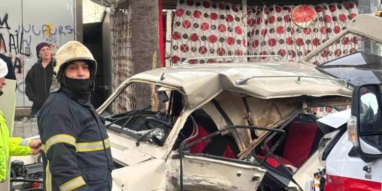 Minik avtomobili və təcili yardım avtomobili toqquşdu: 2 yaralı