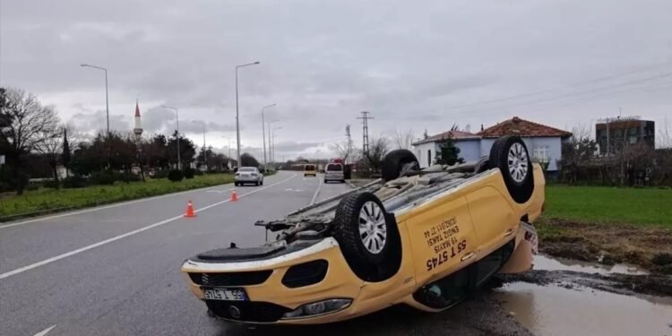 Taksi fəaliyyəti göstərən avtomobil aşdı: Sürücü yaralandı