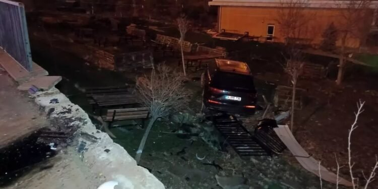 Avtomobil kafenin bağçasına aşdı