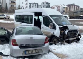 Sərnişin mikroavtobusu və avtomobil toqquşdu: 4 yaralı