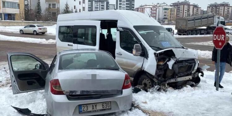 Sərnişin mikroavtobusu və avtomobil toqquşdu: 4 yaralı