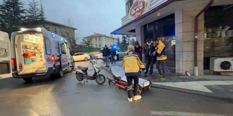 Minik avtomobili velosiped sürəni vuraraq qaçıb
