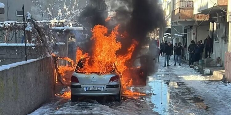 Parklanmış vəziyyətdə olan avtomobil yandı