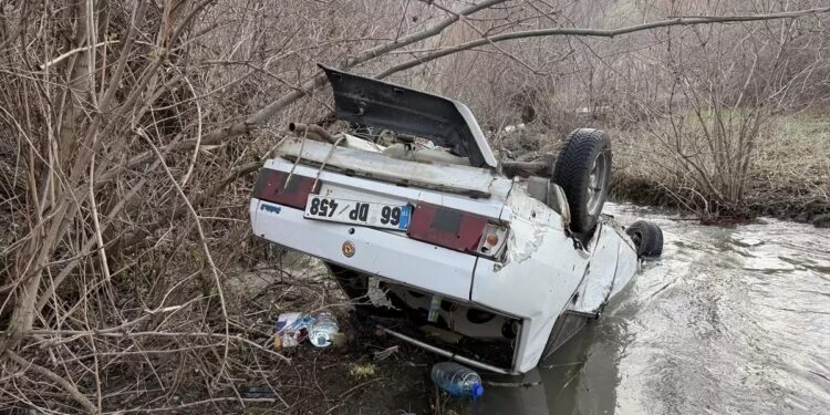 Avtomobil çaya aşdı: Sürücü yaralandı