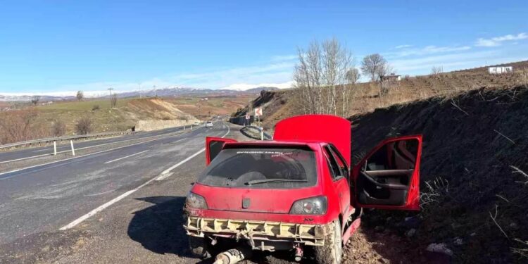 Avtomobil yol kənarına aşdı: 2 yaralı