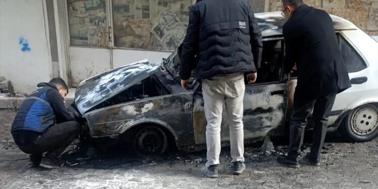 Parklanmış vəziyyətdə olan avtomobil yandı