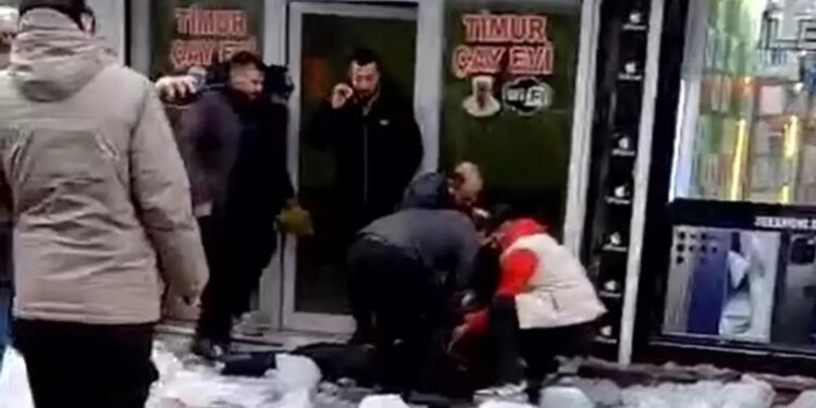 Üstünə qar yığını düşən şəxs yaralandı
