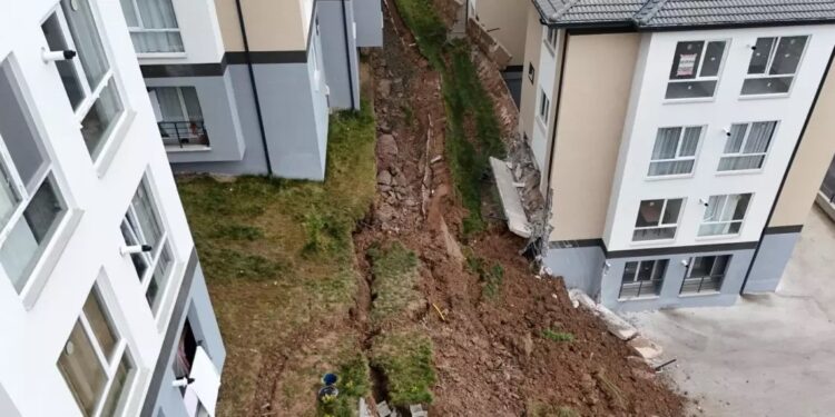 Binanın istinad divarı çökdü