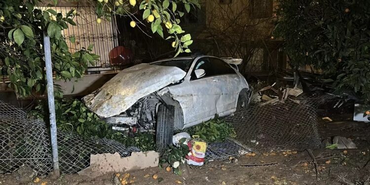 Avtomobil yol kənarına aşdı: Sürücü öldü, anası yaralandı