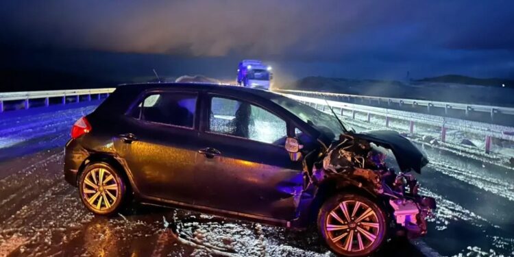 2 avtomobil toqquşdu: 5 yaralı