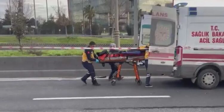 Yük maşınından düşərək yolu keçmək istəyən şəxsi minik avtomobili vurdu
