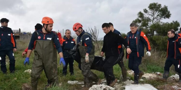 Körpüdən keçən avtomobili sel apardı: 2 ölü, 1 yaralı