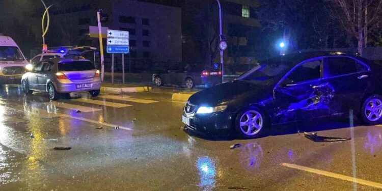 İki avtomobil toqquşdu: Ana və oğul yaralandı