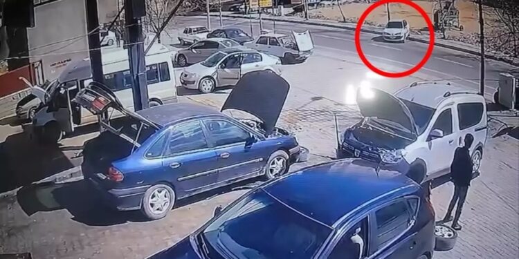Avtomobil səkidəki avtomobilə çırpıldı